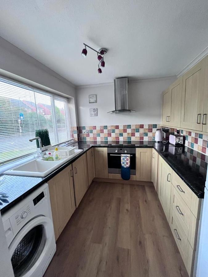 3 Bed House In Walsall, Perfect For Contractors & Leisure & Free Parking Dış mekan fotoğraf